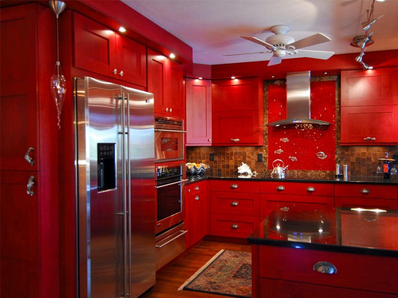red wood kitchen snd ehite wall dining room