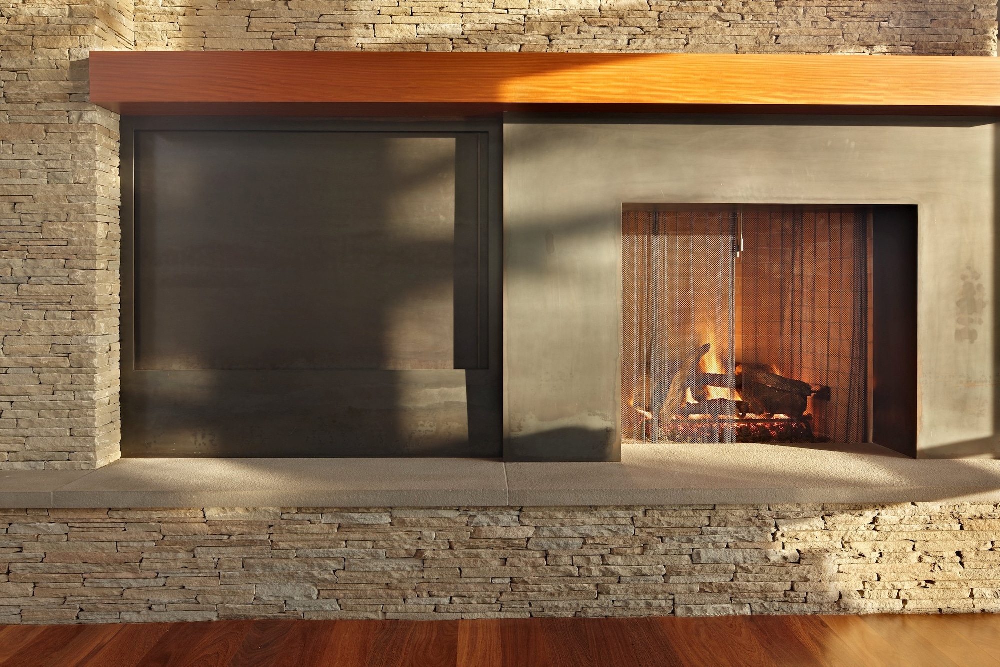 modern-fireplace-with-wood-mantel-mcclellan-architects