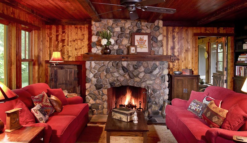 stone-fireplace-with-wood-mantel-cabin-western-bede-design