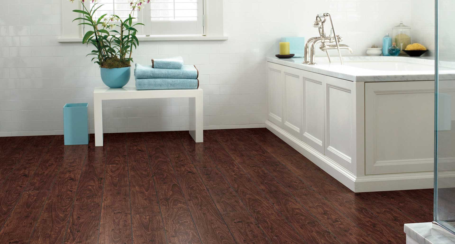 mesquite_laminate-bathroom-flooring-pergo