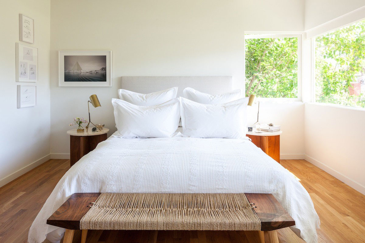 all-white-master-bedroom-bedding-modern-decor-jessica-de-ruiter