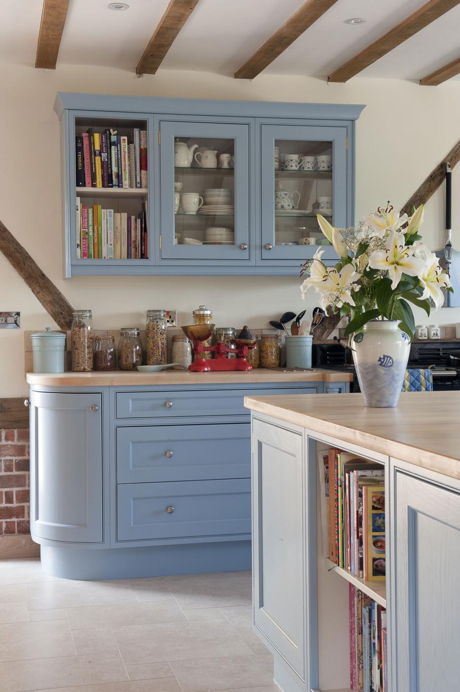 country-kitchen-shaker-cabinet-ceiling-beams-jm-interiors